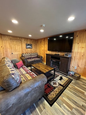 Smart TV, chimenea, futbolito y libros