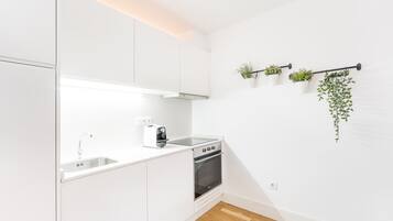 Refrigerador, microondas, horno y cafetera y tetera