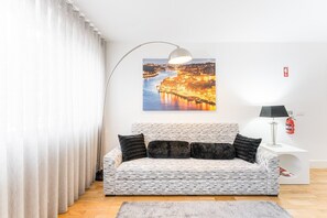 TV - GuestReady - Cosy Apartment in Santa Catarina (Porto)