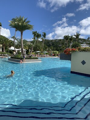 Een buitenzwembad en een verwarmd zwembad