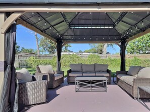 Property grounds - Modern bliss just 10 minutes from Siesta Key beaches and downtown Sarasota (Sarasota)