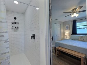 3 bedrooms, desk, iron/ironing board, free WiFi - Modern bliss just 10 minutes from Siesta Key beaches and downtown Sarasota (Sarasota)