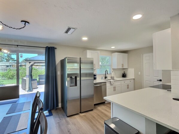 Fridge, microwave, oven, stovetop - Modern bliss just 10 minutes from Siesta Key beaches and downtown Sarasota (Sarasota)