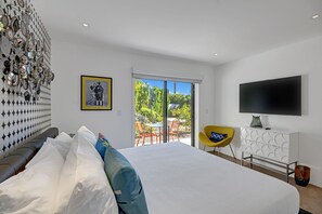 4 bedrooms, iron/ironing board, WiFi, bed sheets - Luxury 4BD Oasis: Pool, Spa, Fire Pit, Near It All (Palm Springs)
