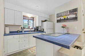 Fridge, microwave, oven, stovetop - Golf, Lake Pinneo, Fireplace - Windsor Village 3D (Quechee)