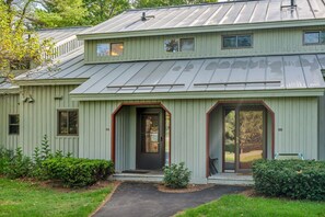 Exterior - Golf, Lake Pinneo, Fireplace - Windsor Village 3D (Quechee)