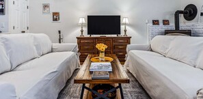 Interior - Golf, Lake Pinneo, Fireplace - Windsor Village 3D (Quechee)