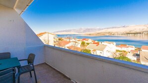 A balcony with a view of a coastal town and a lake. - Stunning apartment in Pag with WiFi (Pag)