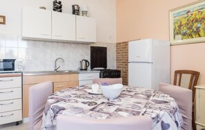 Fridge, oven, stovetop, coffee/tea maker