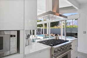 Kühlschrank, Mikrowelle, Ofen, Geschirrspüler