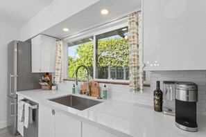 Kühlschrank, Mikrowelle, Ofen, Geschirrspüler