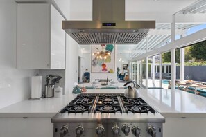 Refrigerador, microondas, horno y lavavajillas