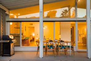 Outdoor dining - Bold, Alexander-Style 3-bed Mid Century Oasis (Palm Springs)