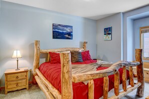 2 quartos, ferros/tábuas de passar roupa, berço de viagem