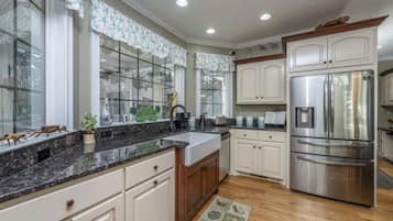 Full-sized fridge, microwave, oven, stovetop
