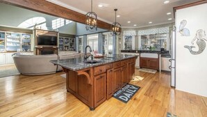 Full-sized fridge, microwave, oven, stovetop - Cozy Country Living  (Moncks Corner)