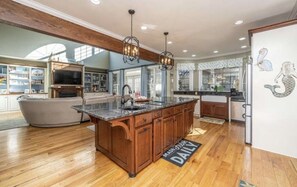 Refrigerador con congelador, microondas, horno y parrilla de estufa