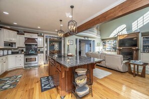 Refrigerador con congelador, microondas, horno y parrilla de estufa