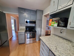 Kjøleskap, ovn, kokeplater og oppvaskmaskin