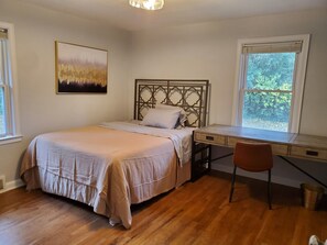 4 soverom, skrivebord, strykejern/-brett og wi-fi (inkludert)