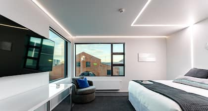 Quarters B2- Luxurious Studio