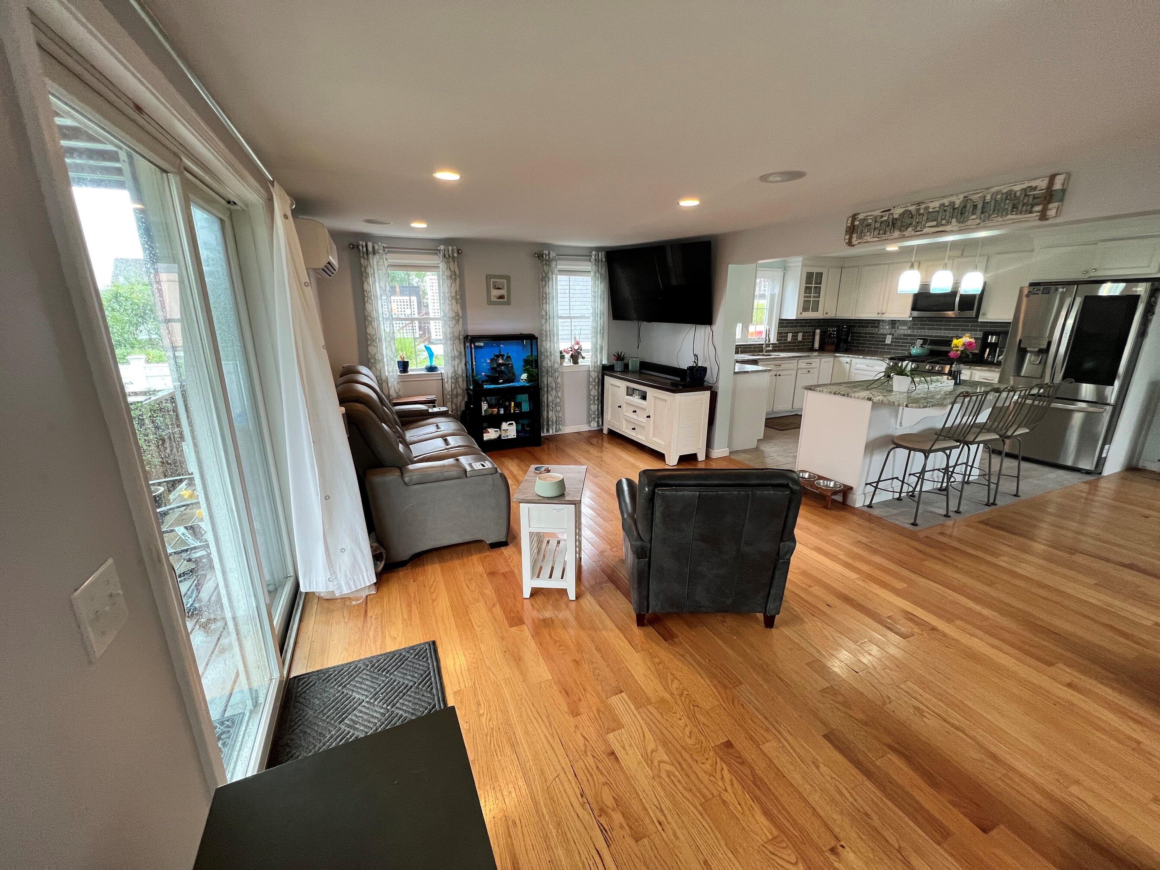 Family friendly w/Ocean Views, minutes walk to beaches, restaurants & marina