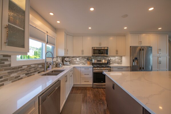 Refrigerador, microondas, horno y parrilla de estufa 