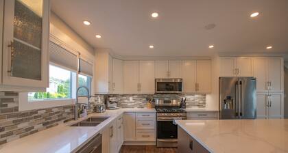 HOT TUB, Family friendly home with Lakeviews minutes away to SilverStar and Golf