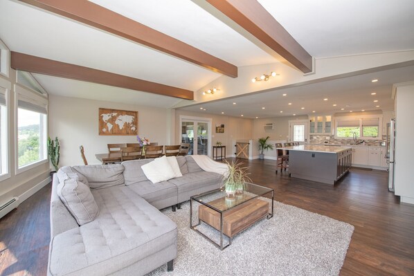 Téléviseur connecté, jeux vidéo, table de ping-pong, livres