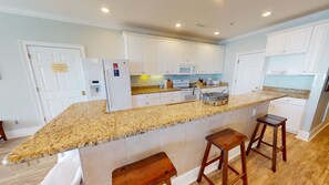 Køleskab, mikrobølgeovn, ovn, kogeplade