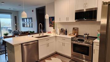 Coffee/tea maker, fridge, microwave, oven
