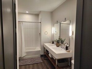 Ensemble douche/baignoire, sèche-cheveux, serviettes fournies, savon