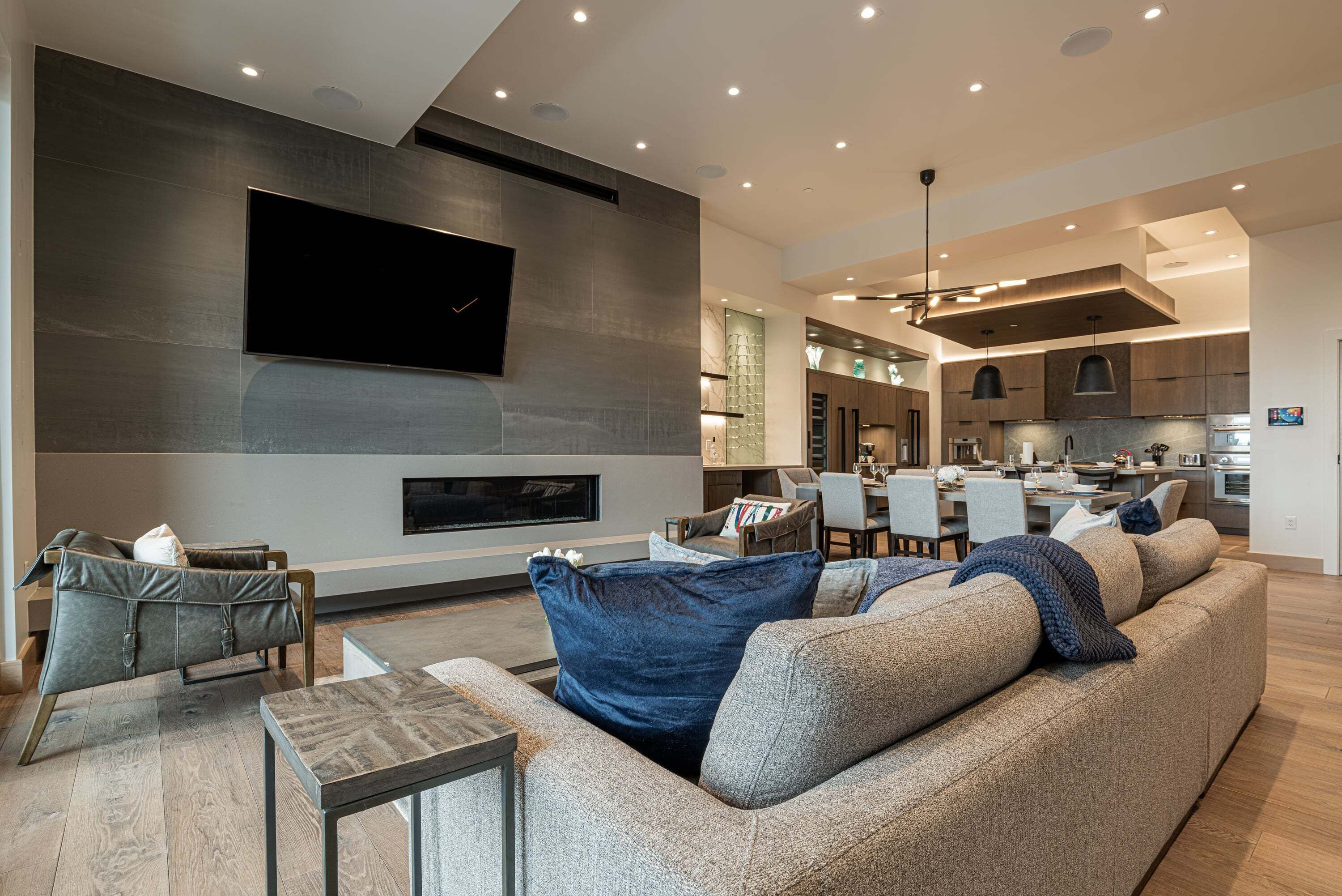 Een televisie en een open haard