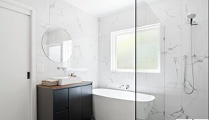 Badewanne, Haartrockner, Handtücher, Seife