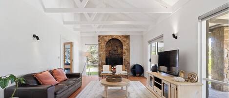 Smart TV, computer monitors