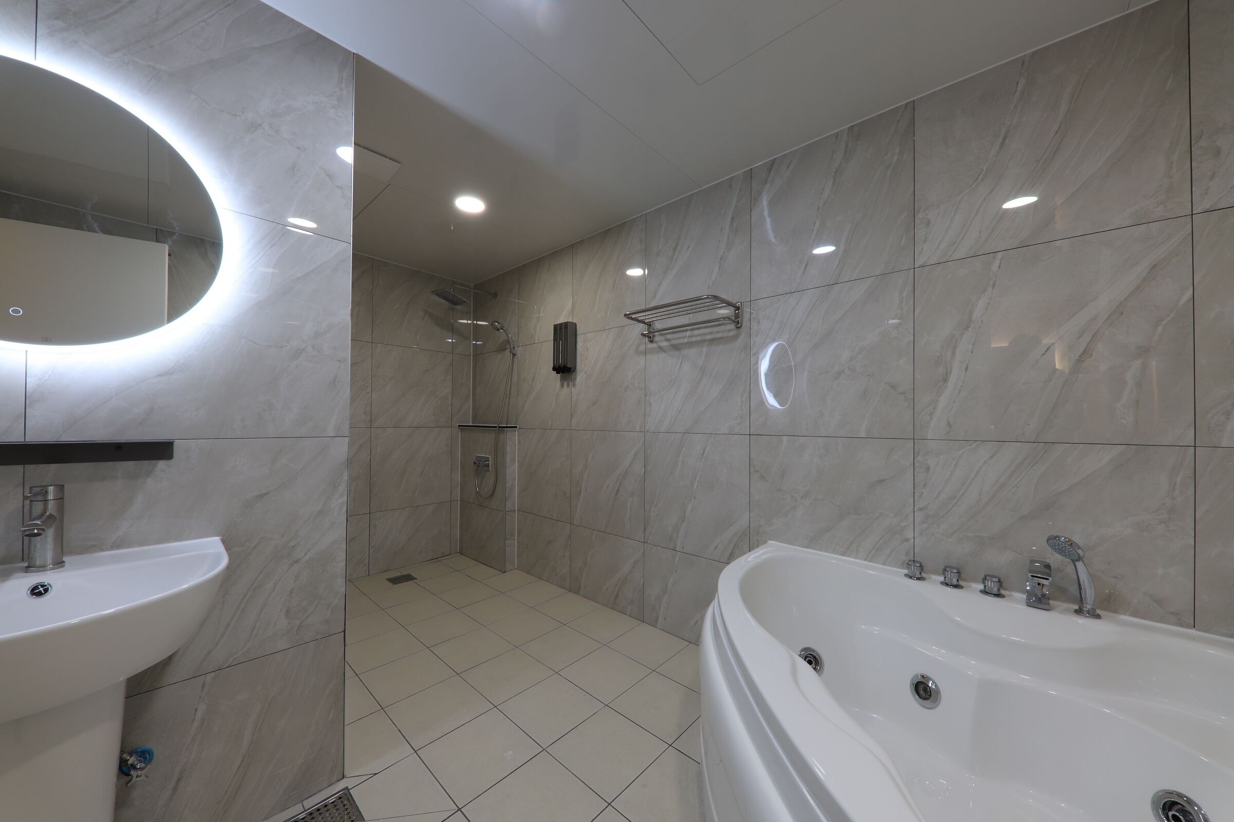 Family Room | Bathroom | Shower, rainfall showerhead, free toiletries, hair dryer
