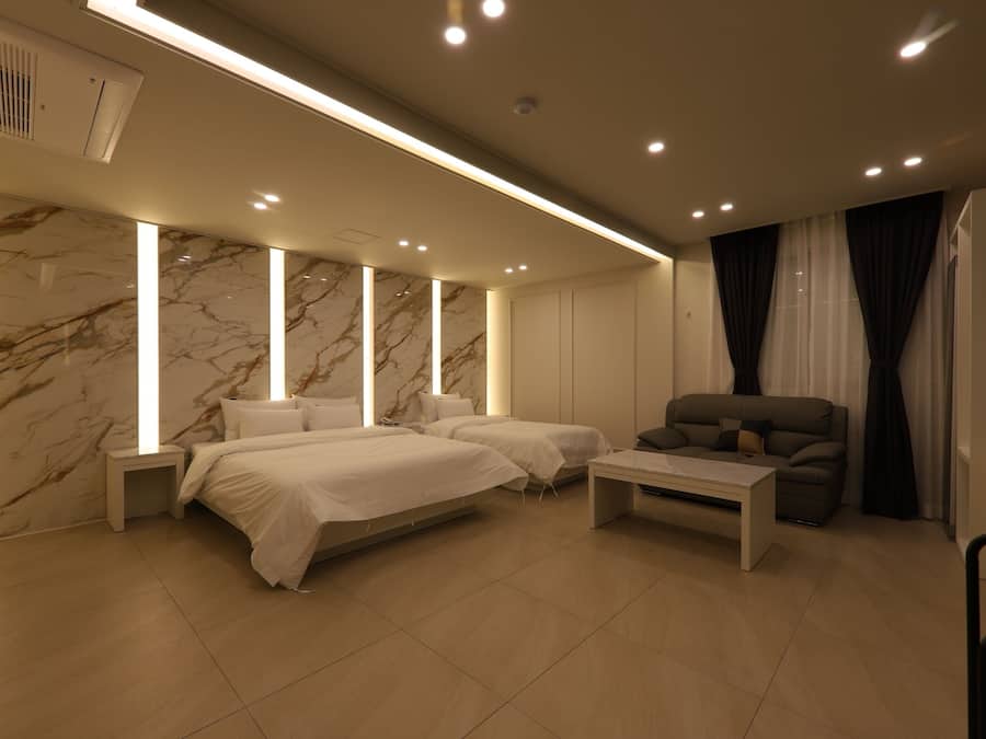 Phòng dành cho gia đình | Trang trí khác biệt, trang bị nội thất với thiết kế riêng biệt, bàn