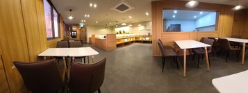 逢周末供应韩式早餐（每人 KRW 5000）