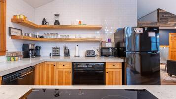 Refrigerador, microondas, horno y parrilla de estufa