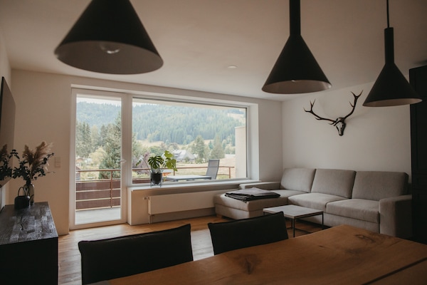 Una Smart TV, una mesa de tenis de mesa