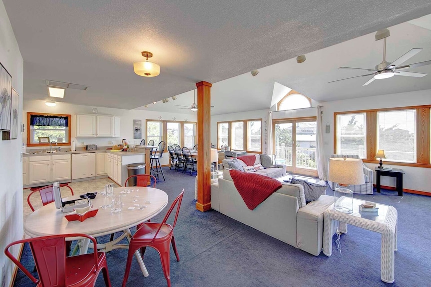 Oceanside Retreat, Hot Tub, Decks & Easy Beach Access - Outer Banks, NC