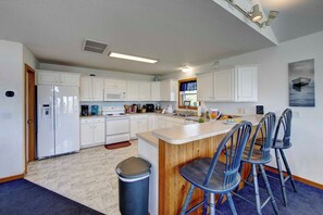 冷蔵庫、電子レンジ、オーブン、コンロ