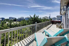 Property grounds - Oceanside Retreat, Hot Tub, Decks & Easy Beach Access (Avon)