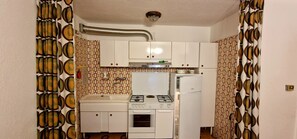 Fridge, oven, stovetop, cookware/dishes/utensils - Apartment surrounded by greenery and convenient to services (Morgex)