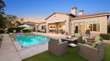 Piscina coperta, una piscina riscaldata