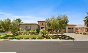 Come home to curb appeal that speaks for itself.