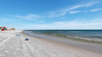 Una spiaggia nelle vicinanze