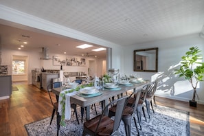 Una cocina moderna con comedor listo para una comida.