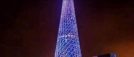 Una torre alta e iluminada con un diseño geométrico.