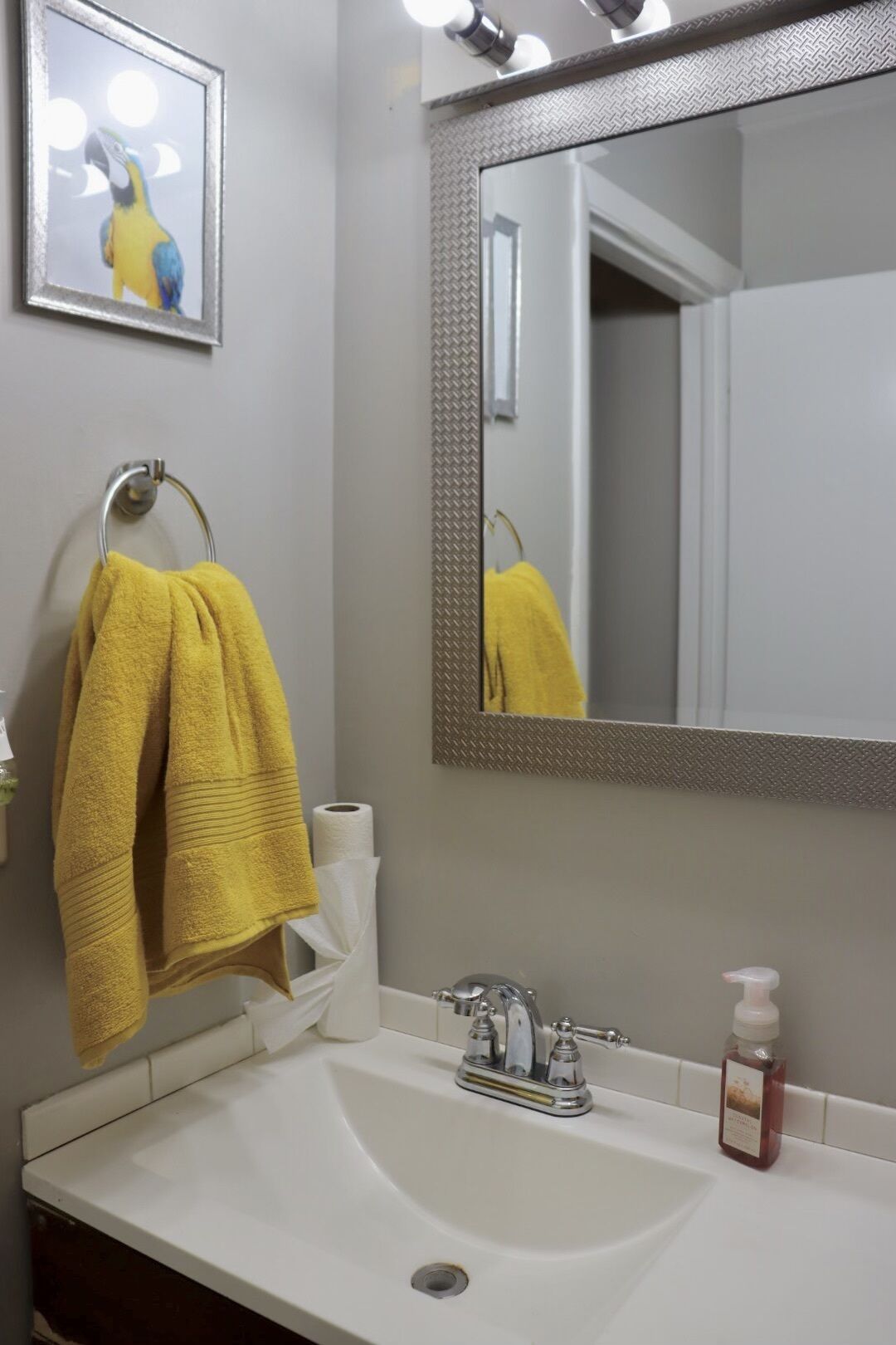 Duschwanne, Haartrockner, Handtücher, Seife